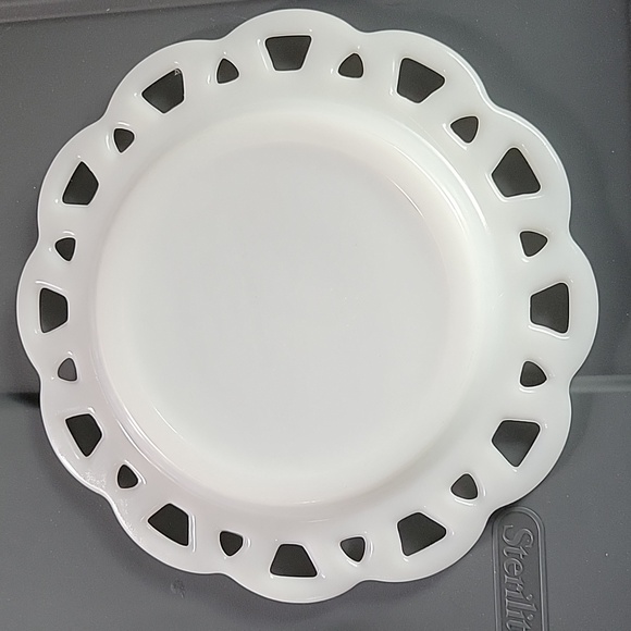 Vintage Milk Glass Plates. 2 Anchor Hocking Lace Plates 8 Inch - Picture 3 of 3
